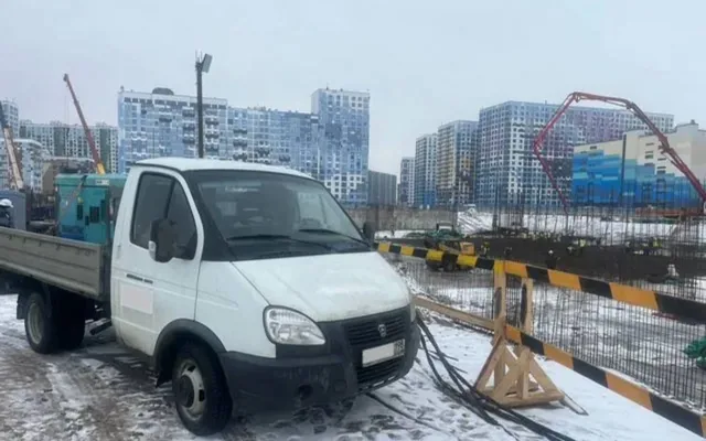 Дизельный компрессор на прицепе на строительной площадке в Санкт-Петербурге