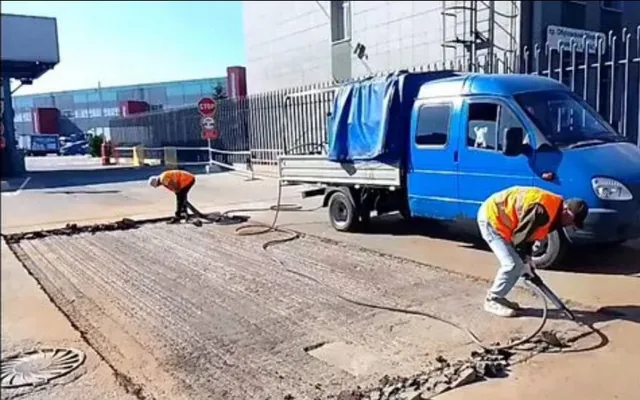 Дизельный компрессор с отбойным молотком на объекте в Санкт-Петербурге